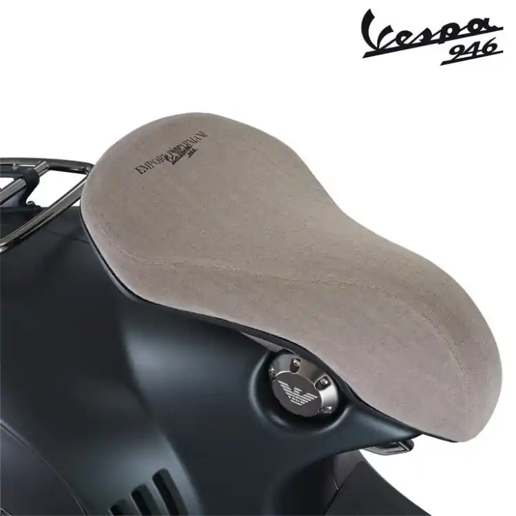 Značkový Potah na sedlo VESPA 946 EMPORIO ARMANI